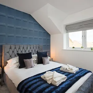 Aura Retreat With Free Parking York